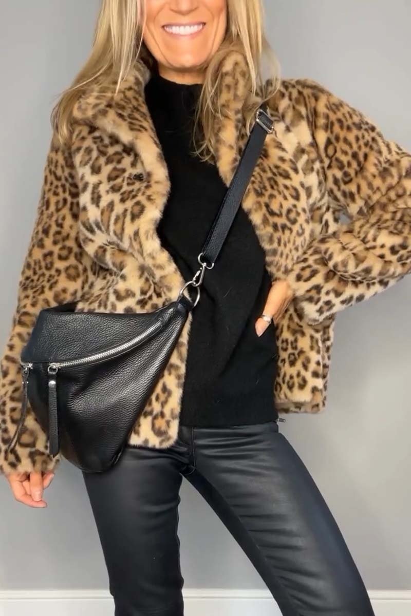 Abrigo de largo medio de pelo sintético con estampado de leopardo y solapa