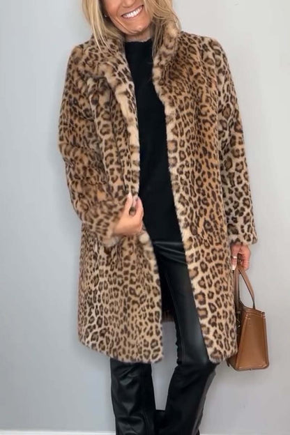 Abrigo de largo medio de pelo sintético con estampado de leopardo y solapa