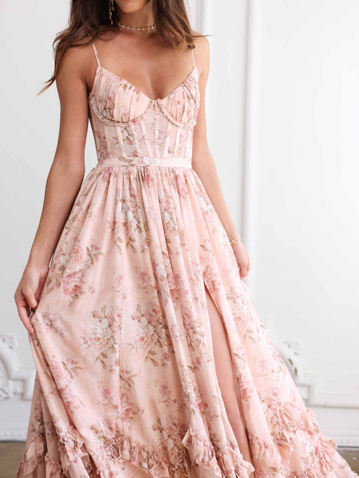 Vestido largo floral con volantes y abertura