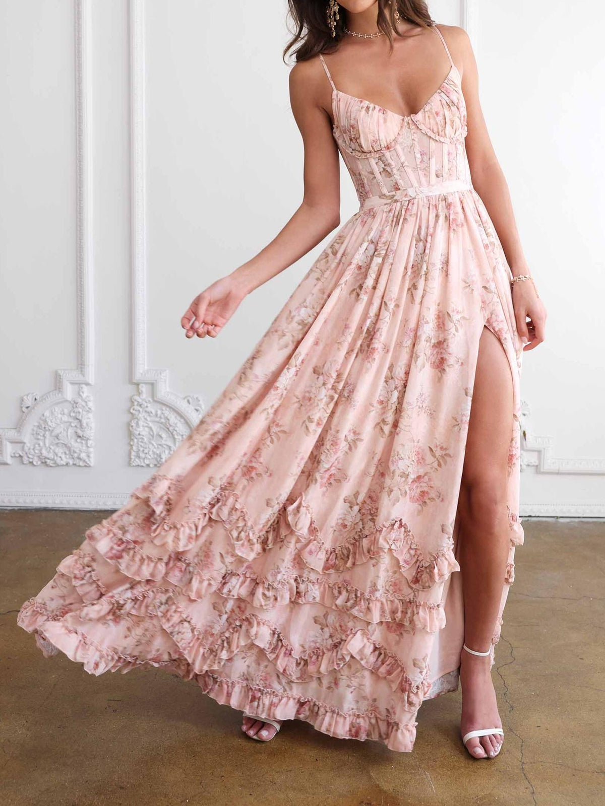 Vestido largo floral con volantes y abertura