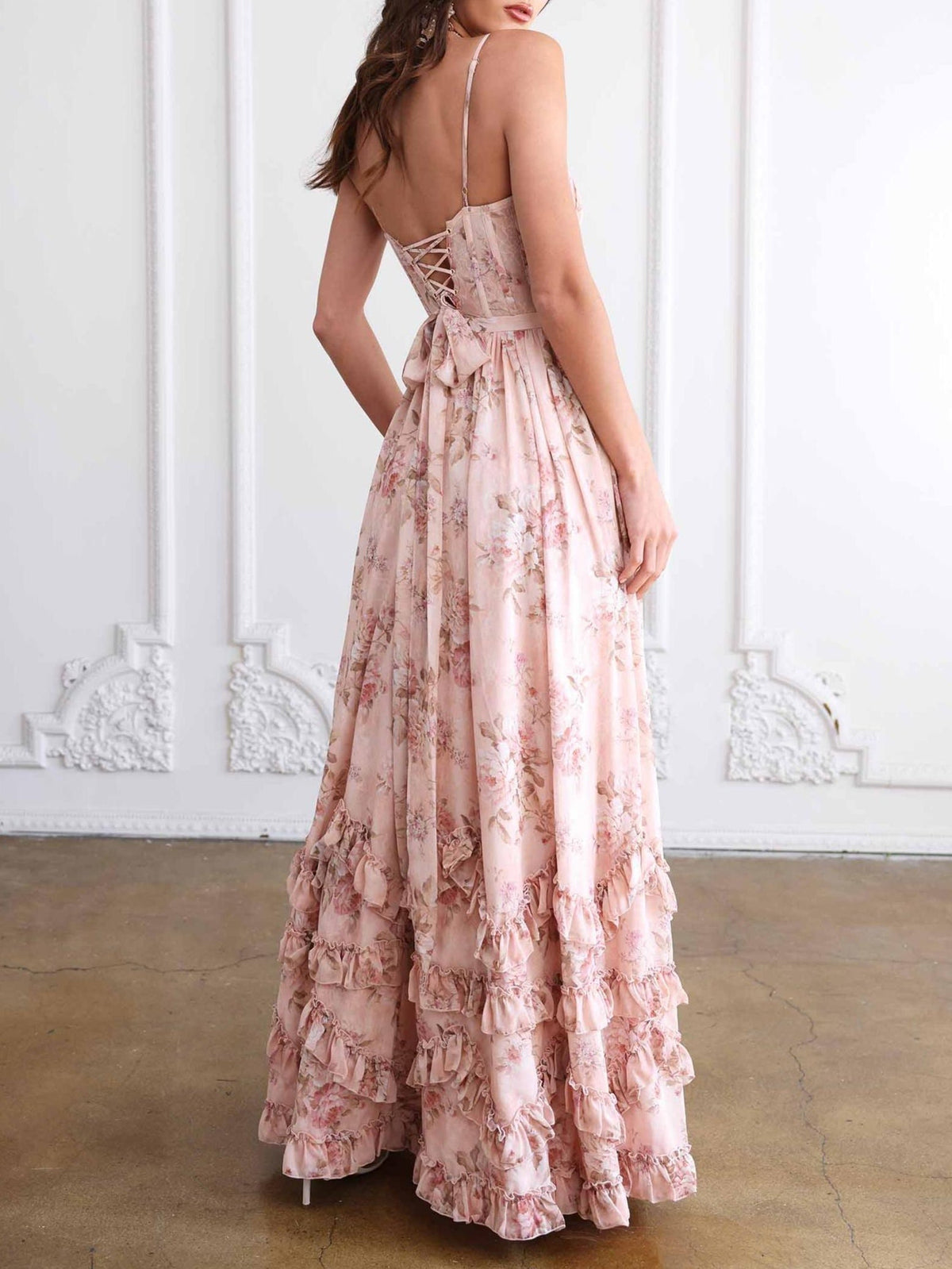 Vestido largo floral con volantes y abertura