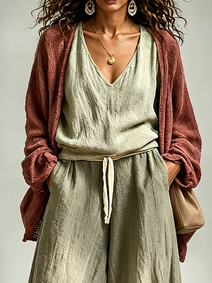 Conjunto informal de tres piezas: top de tirantes, pantalón harén y cárdigan de punto