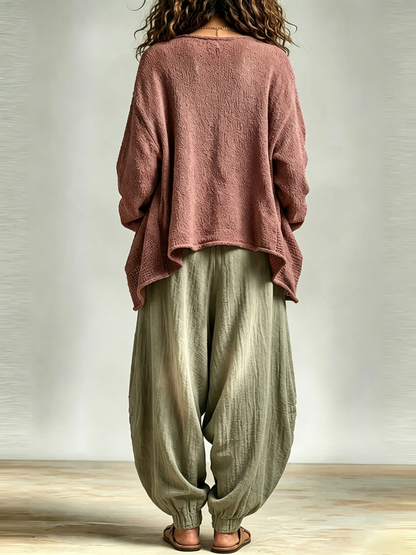 Conjunto informal de tres piezas: top de tirantes, pantalón harén y cárdigan de punto