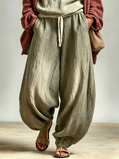 Conjunto informal de tres piezas: top de tirantes, pantalón harén y cárdigan de punto