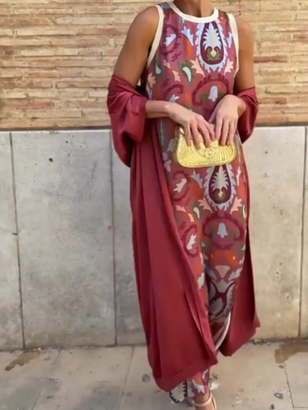 Elegante vestido estampado de dos piezas con capa